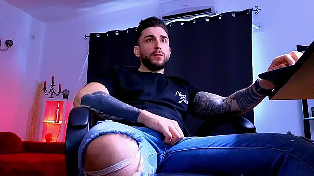 MightyAaron66 live sex cam