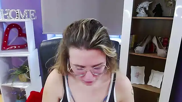 Zoey_Erotic's cam snapshot