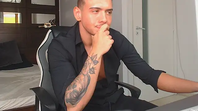 ElijahThorne live sex cam