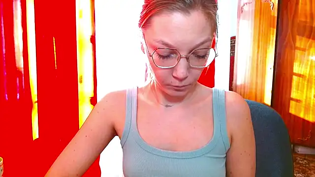 EmillyPlay's cam snapshot