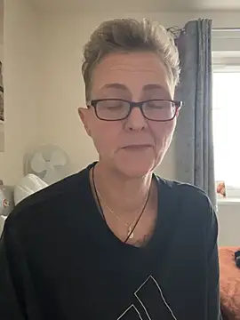 Curvy-Jinx live sex cam