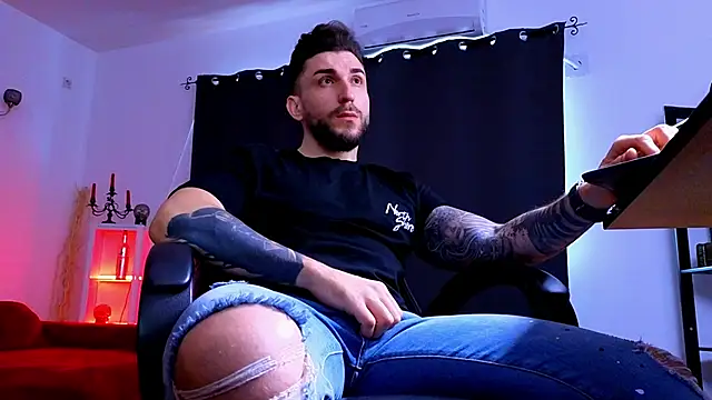 MightyAaron66 live sex cam