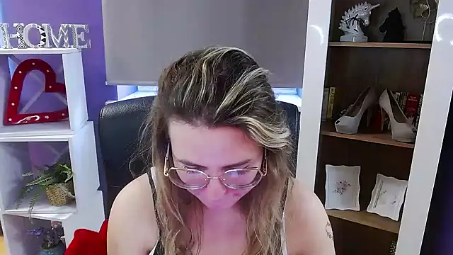 Zoey_Erotic's cam snapshot