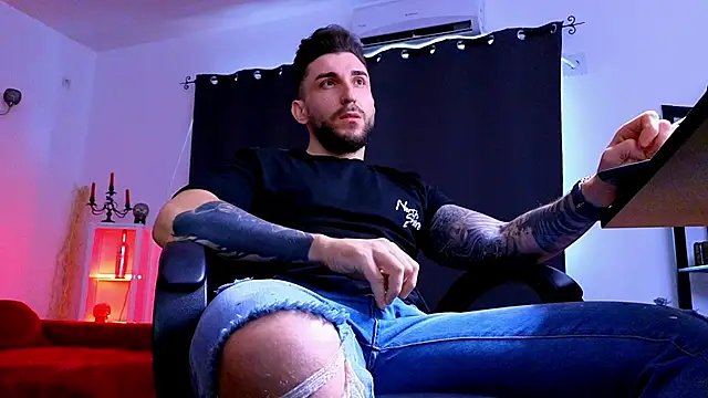 MightyAaron66 live sex cam