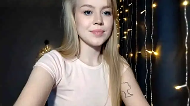 LunaPeony's cam snapshot