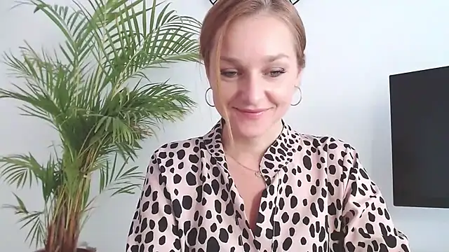 AliciaDesire live sex cam