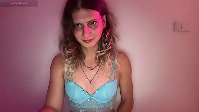 AlicePinkhead live sex cam