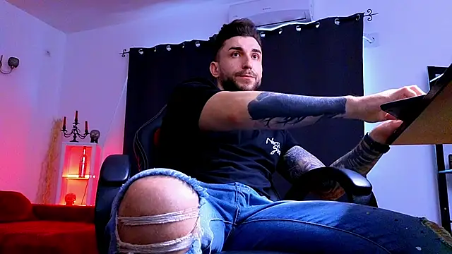 MightyAaron66 live sex cam