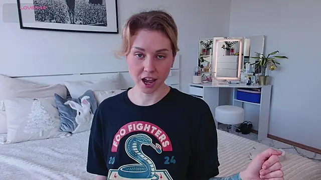 chillwithella's cam snapshot