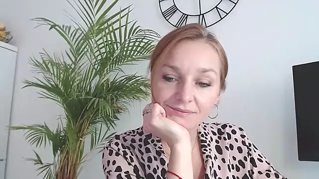 AliciaDesire live sex cam