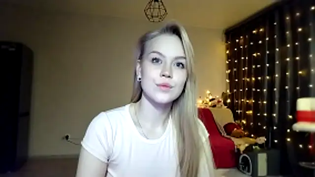 LunaPeony's cam snapshot