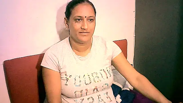 Indiansexyboobs18 live sex cam