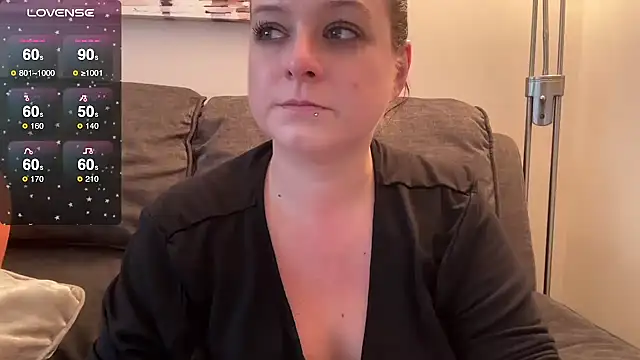 NaughtyWifeUK's cam snapshot