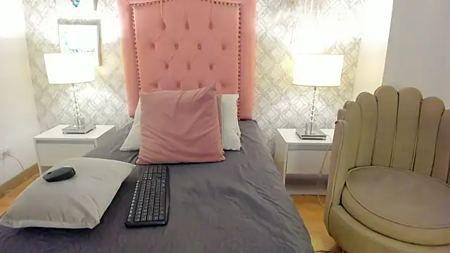 liz_rouse_'s cam snapshot