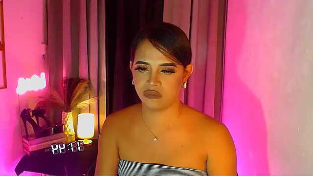 Lorainnelustts live sex cam