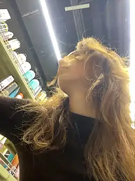 QuitieLia live sex cam