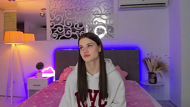 LuisaClover's cam snapshot