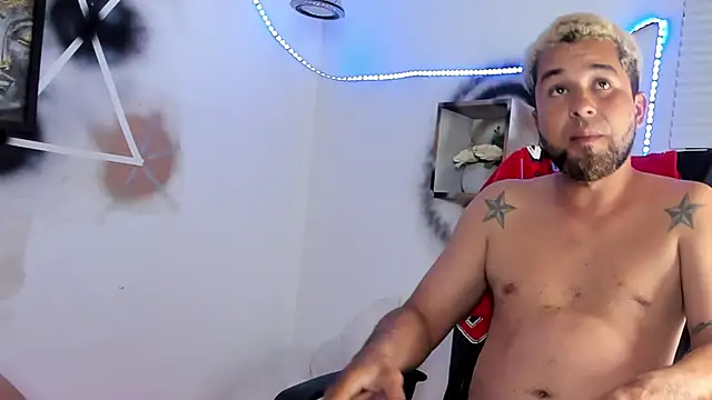 StephaniaAndRandy's cam snapshot