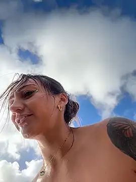 Ninabigtitied's cam snapshot