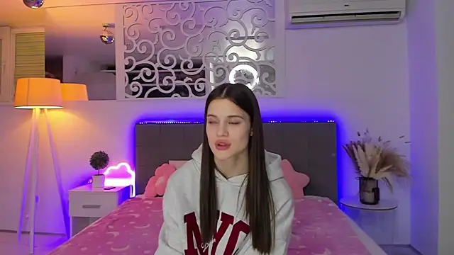 LuisaClover's cam snapshot