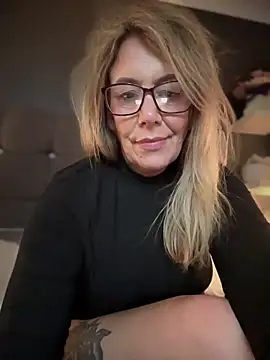 blondebitch2 live sex cam