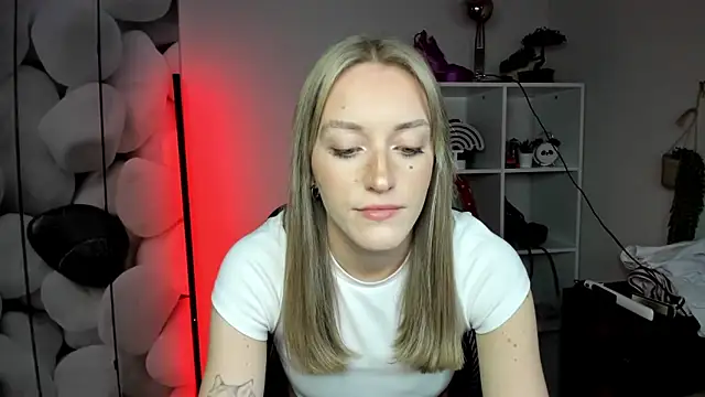 EvelynBlond's cam snapshot