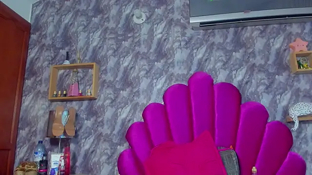 EMMAPARISS's cam snapshot