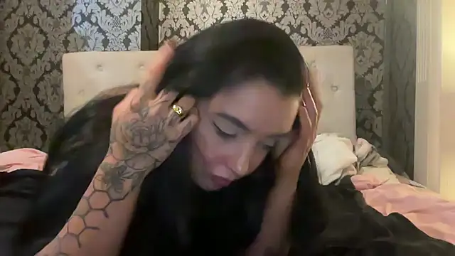 LucyLuxee19's cam snapshot