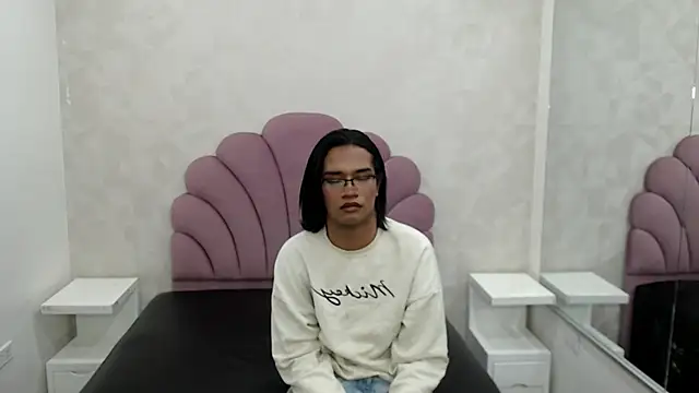 horny_bri_'s cam snapshot