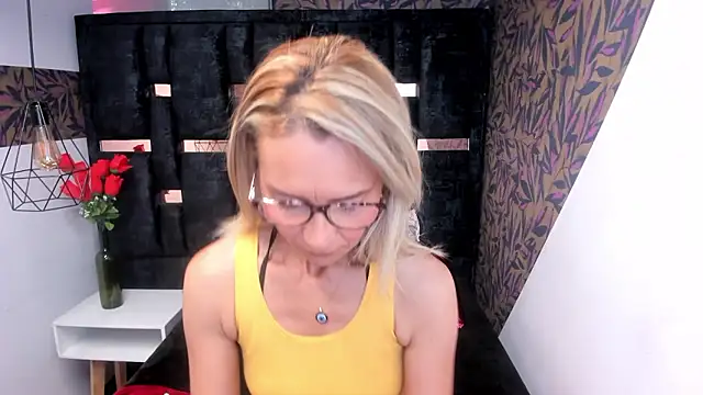 Issa_Milf__ live sex cam