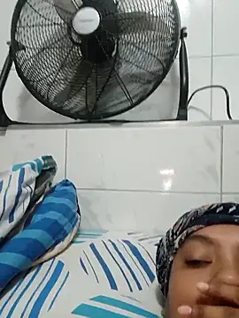 2Juicy_pussy's cam snapshot