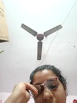 thanusi_2's cam snapshot