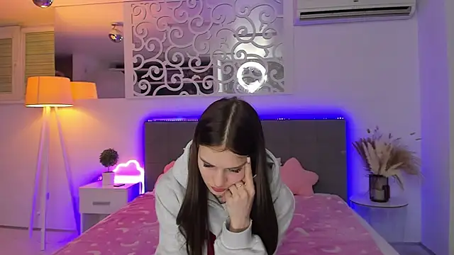 LuisaClover's cam snapshot