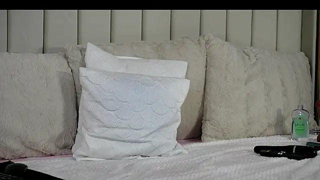 MiaJolie_'s cam snapshot