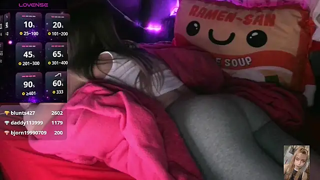 Blondiewithanass live sex cam