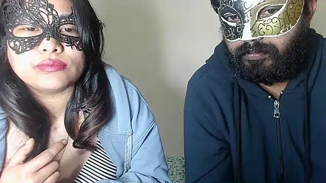 Cutehornycouples live sex cam