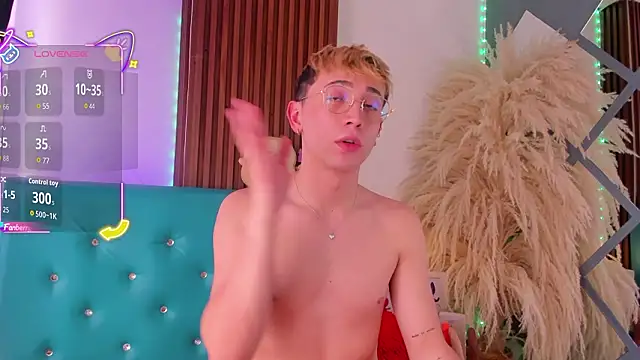 Naughty__Chriss's cam snapshot