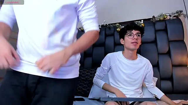 ian_and_austin's cam snapshot