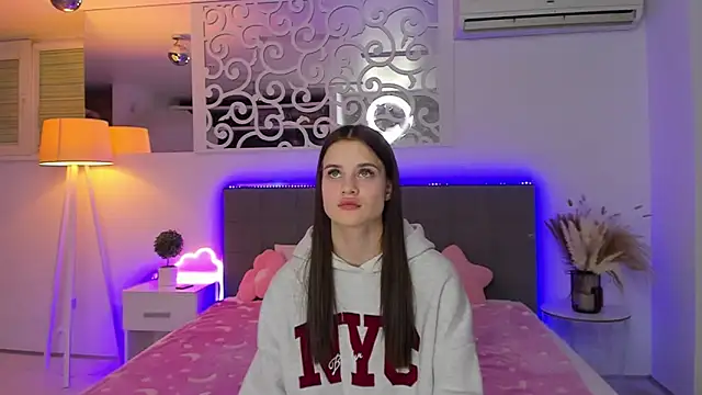 LuisaClover's cam snapshot