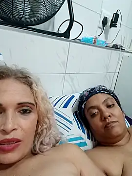 2Juicy_pussy's cam snapshot