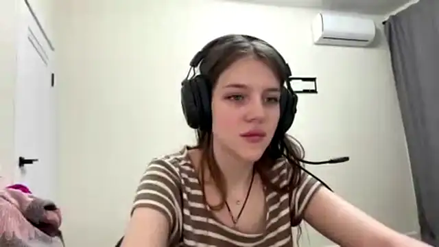 Elira_Breeze's cam snapshot