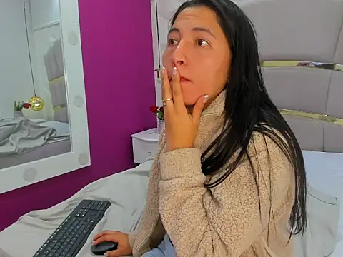 Valenttina28 live sex cam