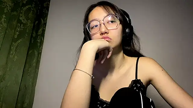 LinaClous live sex cam