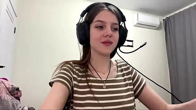 Elira_Breeze's cam snapshot