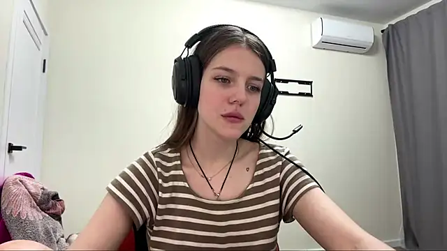 Elira_Breeze's cam snapshot