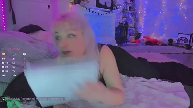 LunaWoolfie's cam snapshot