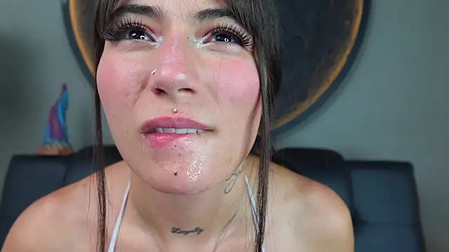 miss_sharlotte18's cam snapshot