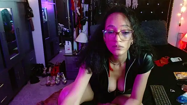 AmelieMartinez's cam snapshot