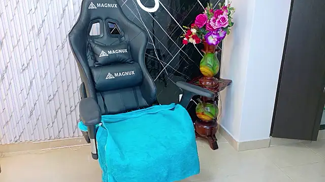 lararoberts_'s cam snapshot