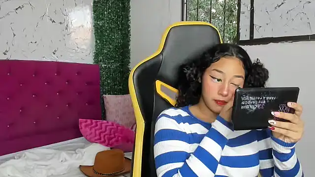 emily_stars1's cam snapshot